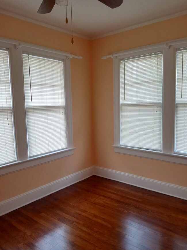 bedroom - 2561 Myra St