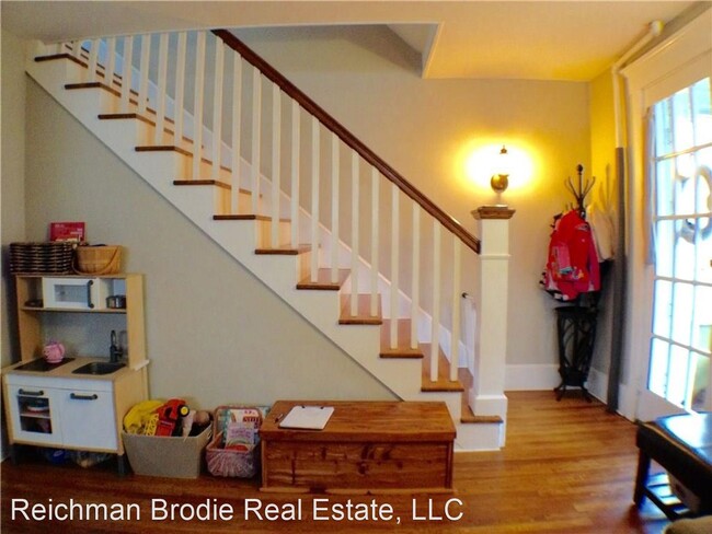 Building Photo - 3 br, 1.5 bath House - 64 Ford St