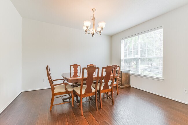 Foto del edificio - 5418 Lilac Grove Ln