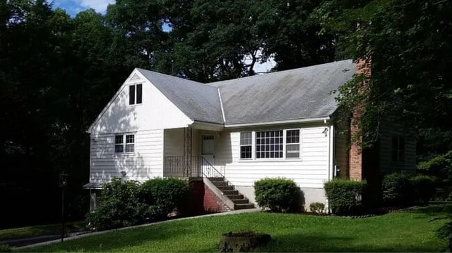 Building Photo - 9 Ridgeland Rd