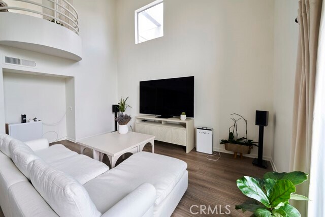 Foto del edificio - 1617 S Beverly Glen Blvd