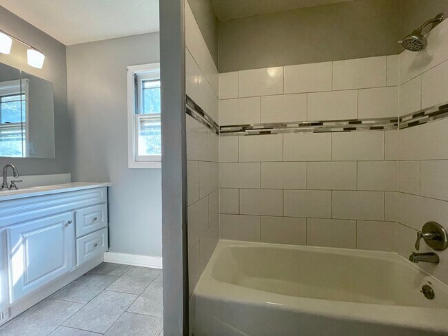 Building Photo - Amazing 7 Bedroom Single Family Home!