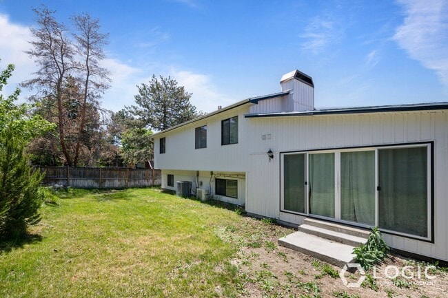 Building Photo - Beautiful Spacious Home with a Fully fence...