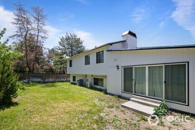 Foto del edificio - Beautiful Spacious Home with a Fully fence...