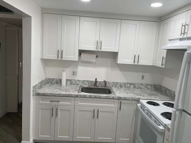 Foto del edificio - 500 Village Green Cir W