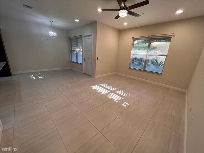 Building Photo - 3 br, 2.5 bath Townhome - 1746 NW 124th Way