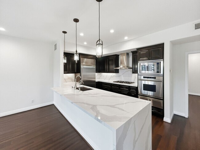 Foto del edificio - Beautiful 3BD/3.5BA W/ A/C and 2-Car Attached Garage in Hillcrest!