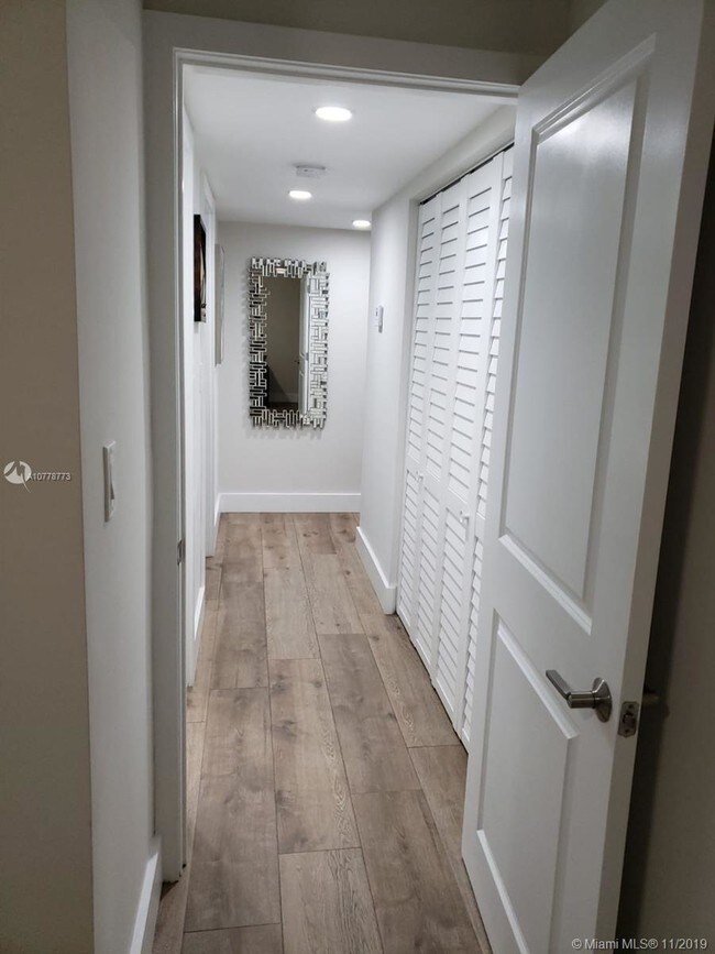 Foto del edificio - 11051 NW 7th St