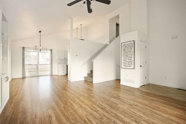 Foto del edificio - Spacious 5-Bedroom Home with Large Yard