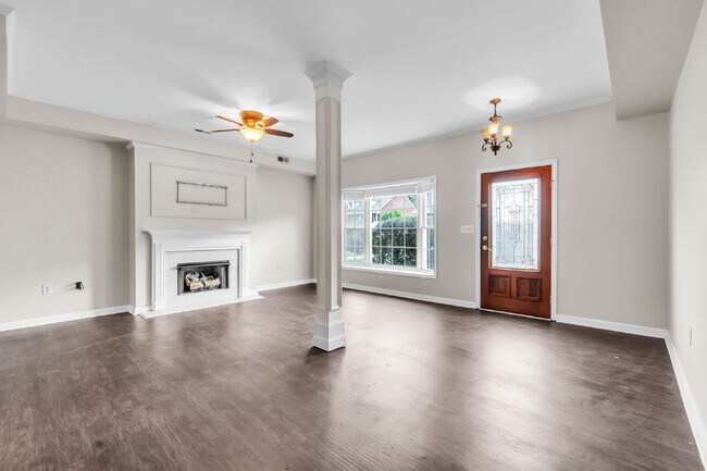 Foto del edificio - Beautifully Renovated Townhome (2BR/2.5BA)...