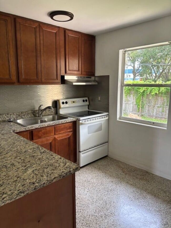 Building Photo - TWO BEDROOM IN TRIPLEX AVAILABLE NOW! PET ...
