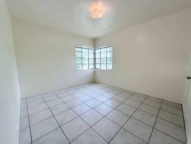 Building Photo - 545 27th St