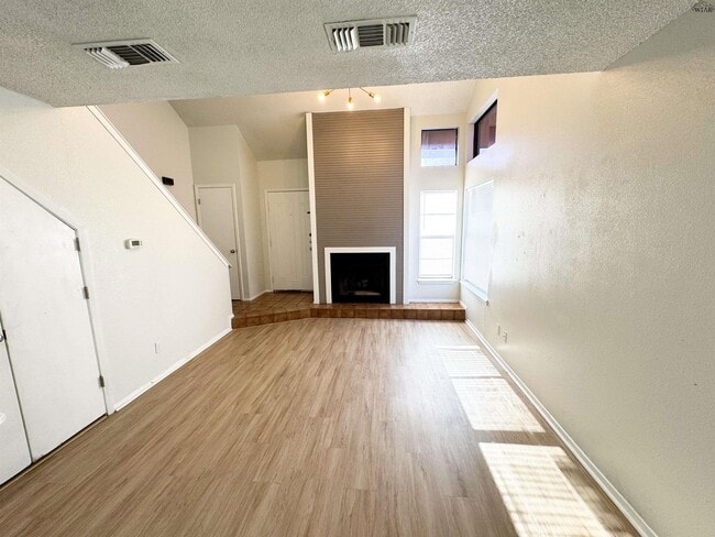 Foto del edificio - 4511 Mistletoe Dr