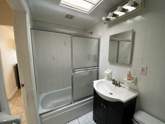 Building Photo - 415 55th St