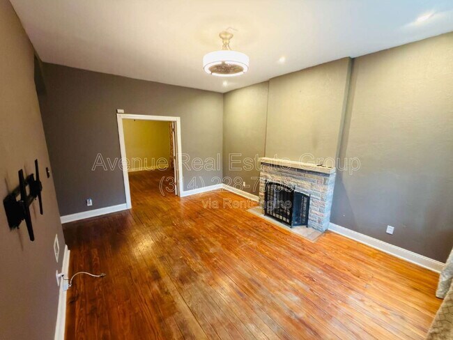 Foto del edificio - 1855 Russell Blvd