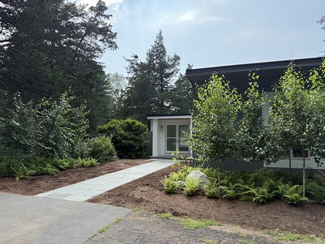 Building Photo - 56 Island Ave