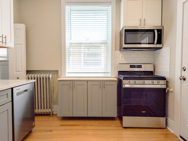 Building Photo - 5055 N Damen Ave
