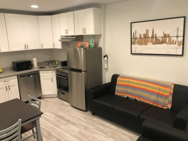 Foto del edificio - 2415 Lorillard Pl