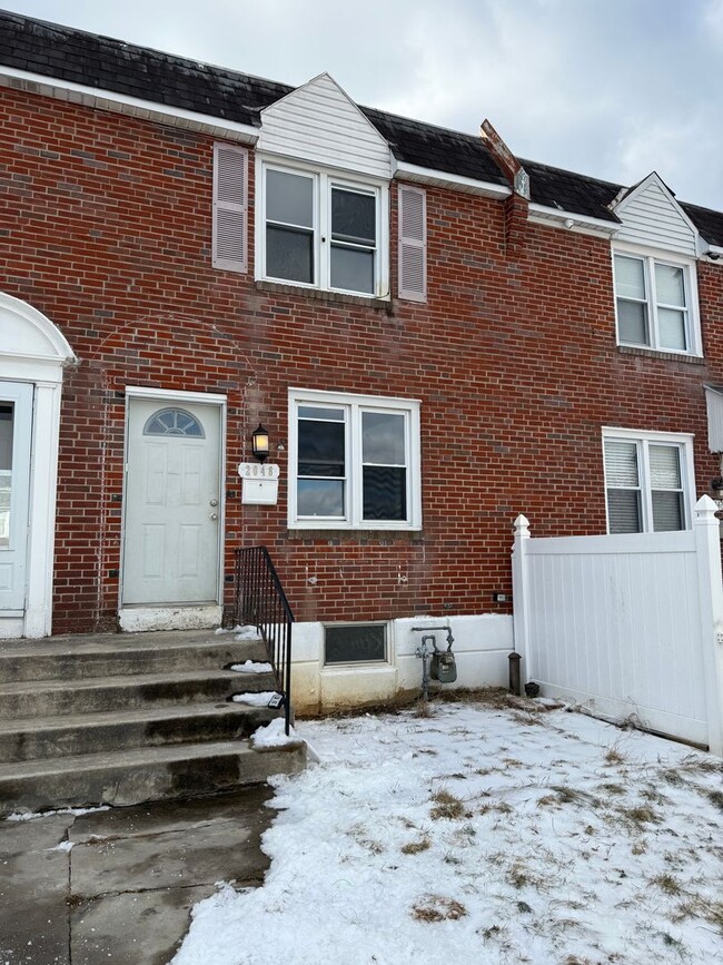 Building Photo - Completely Remodeled THREE BEDROOM Townhome