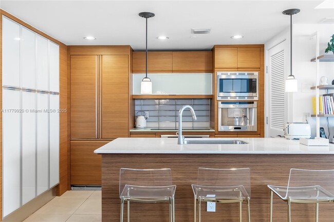 Building Photo - 5875 Collins Ave