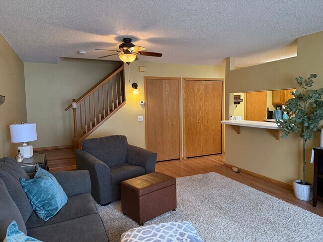 Foto del edificio - Charming 2BR Townhome in Desirable Cliff Lake Community