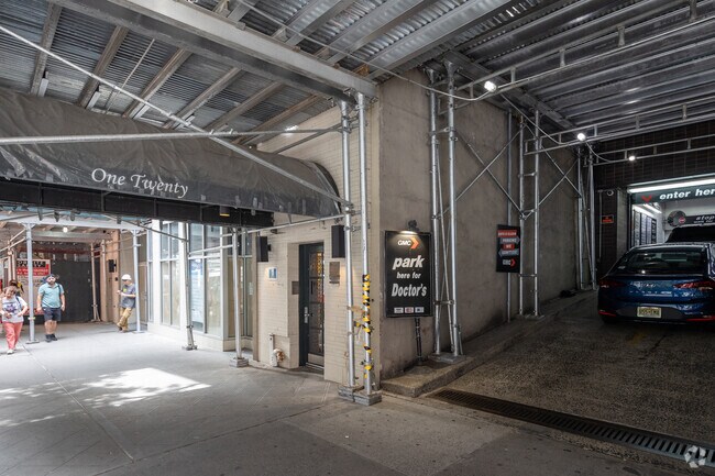 Entrada - 120 E 86th St