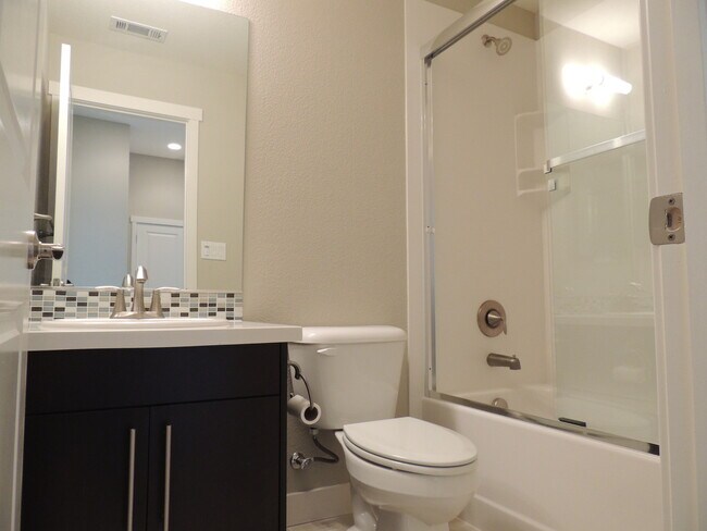 Foto del edificio - Hurry! RARE VACANCY! 3 BR Model home with ...