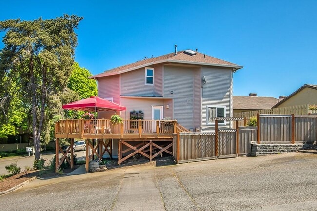 Building Photo - Bright and Airy 3 Bed, 2.5 Bath Stunning H...