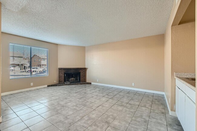 Foto del edificio - 1st Floor 2 Bedroom Unit with Brick Firepl...