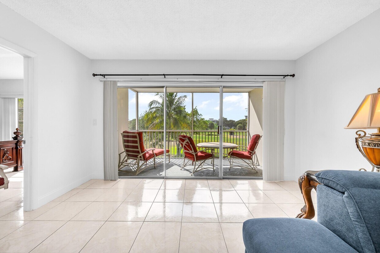 Foto principal - 2800 N Palm Aire Dr