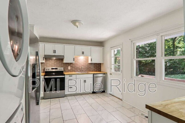 Building Photo - 325 Comet Dr