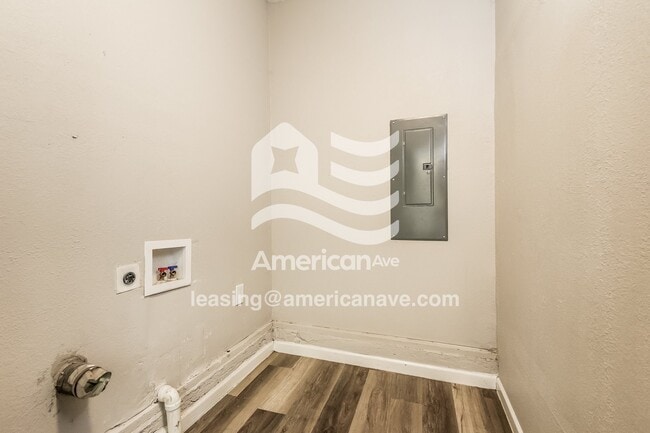 Building Photo - 328 W 46th Pl N