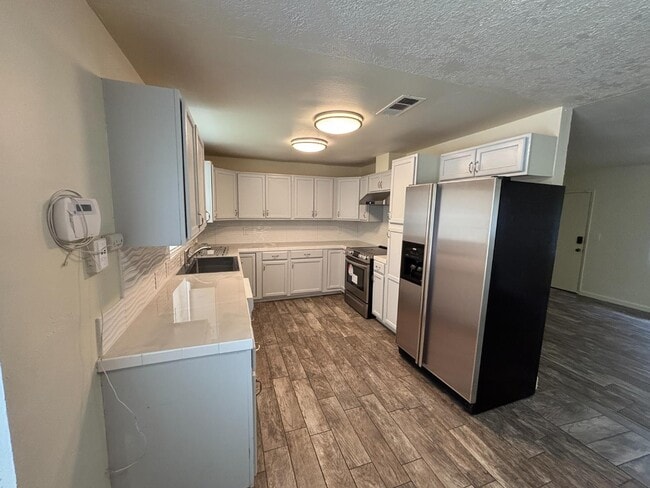 Foto del edificio - 7421 N Maple Ave