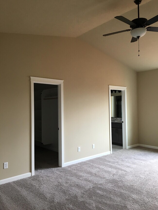 Building Photo - 3276 E Mountain View Dr SE