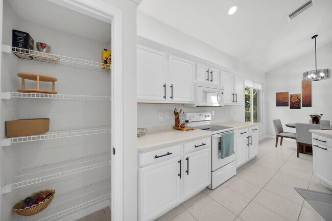 Foto del edificio - Fully Furnished 3 beds 3 bath Annual Rental with Private Heated Pool in Ventura Pelican Marsh