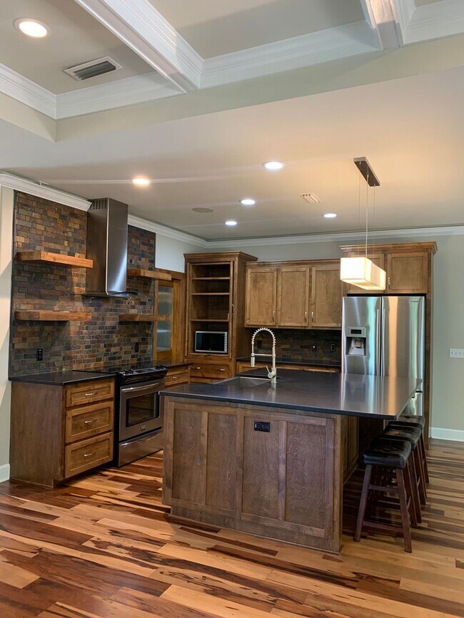 Foto del edificio - 102 Valley Chase Dr