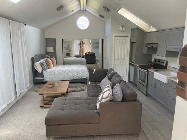 Estudio en ático, de planta abierta, amueblado en una increíble casa victoriana cerrada. - 1715 Lincoln Ave