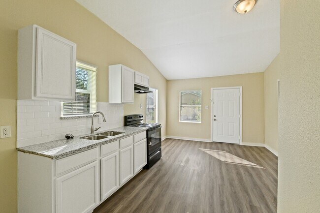 Foto del edificio - 10001 Lucore St