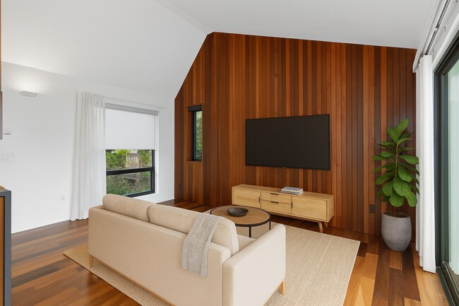 Sala de estar con hermosos detalles de madera prácticamente preparada para la comodidad. - 4638 Del Monte Ave