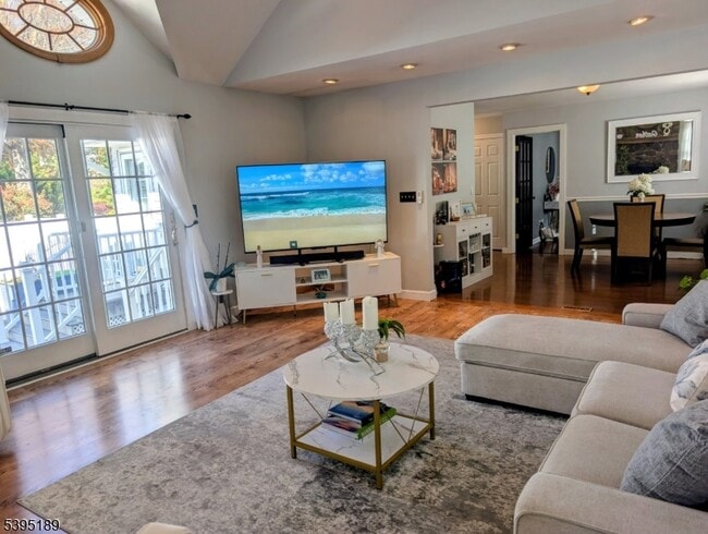 Building Photo - 190 Oak St