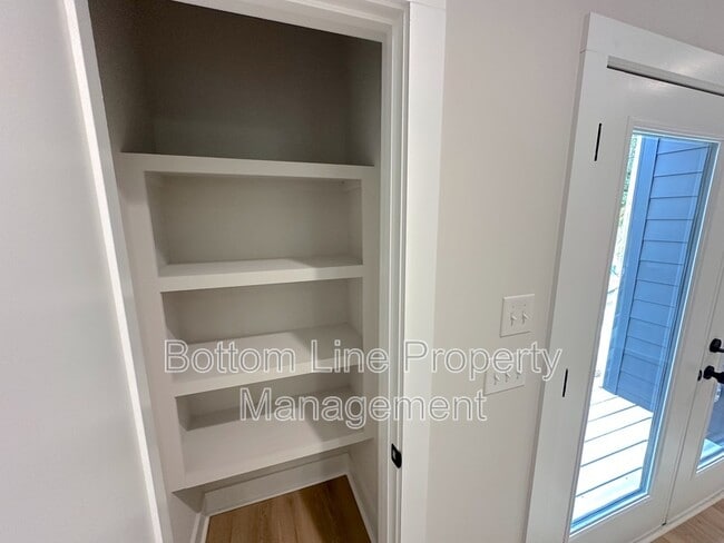 Foto del edificio - 1358 Briar Creek Rd