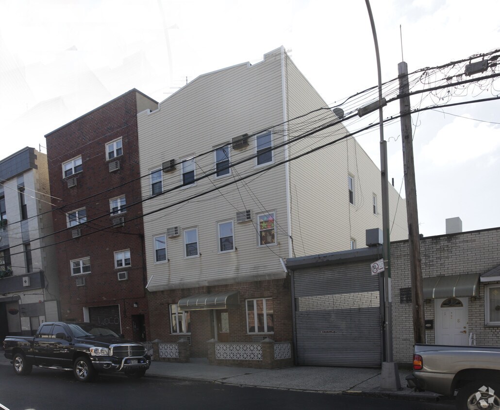 Primary Photo - 140 Frost St