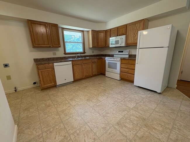 Kitchen - 1003 E McHenry St
