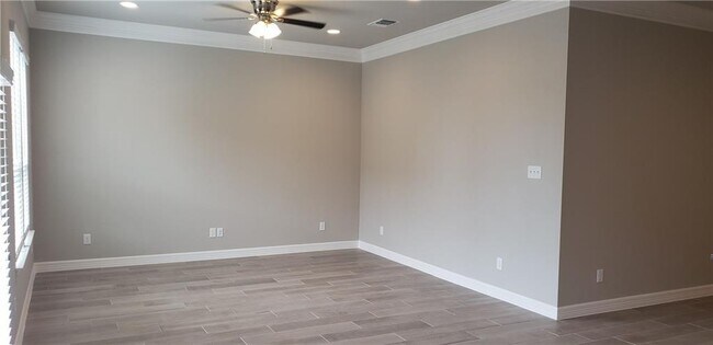 Foto del edificio - 100 Everett Ct