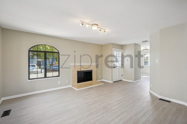 Building Photo - Unit C