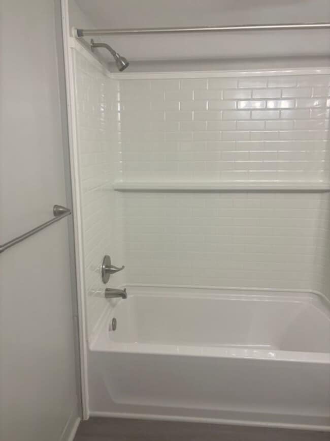 Building Photo - Newly Renovated 1 Bedroom / 1 Bath Apartment