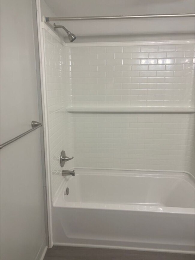 Foto del edificio - Newly Renovated 1 Bedroom / 1 Bath Apartment