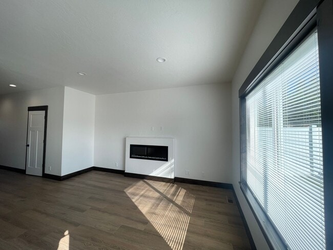 Building Photo - BRAND NEW Hayden Townhome