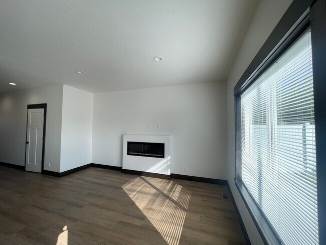Foto del edificio - BRAND NEW Hayden Townhome
