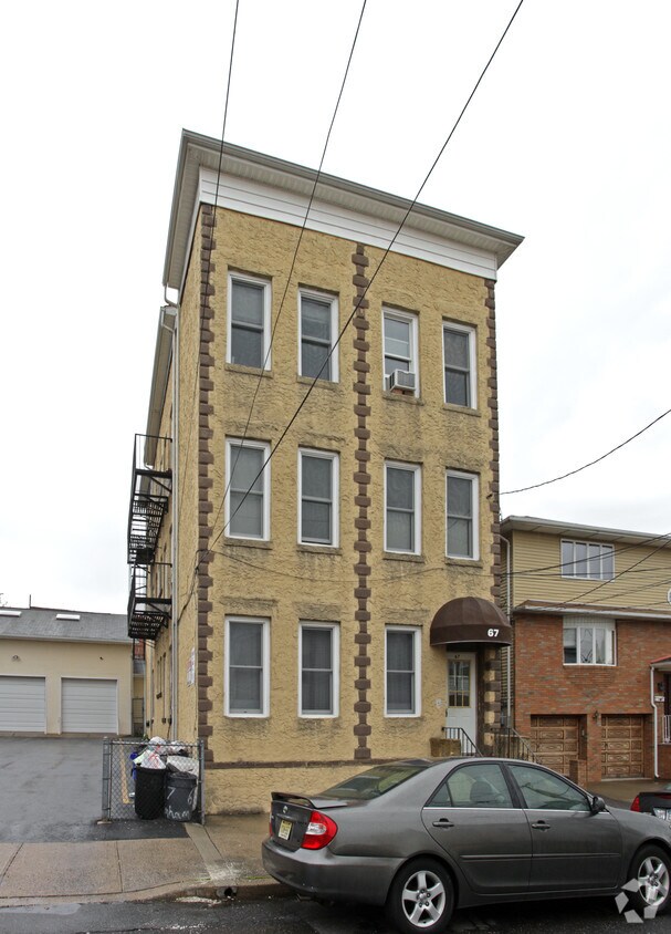 Foto principal - 67 Farnham Ave